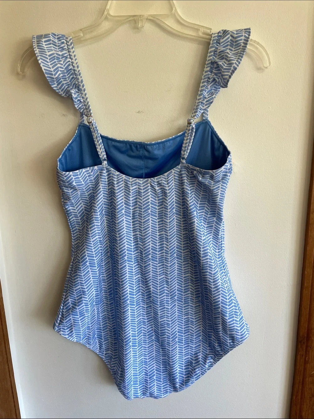 VINEYARD VINES Bayside Blue and White Chevron Ruffle Strap One-Piece Swimsuit M